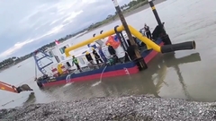 Uma draga de sucção a jato realiza testes em um rio na Indonésia